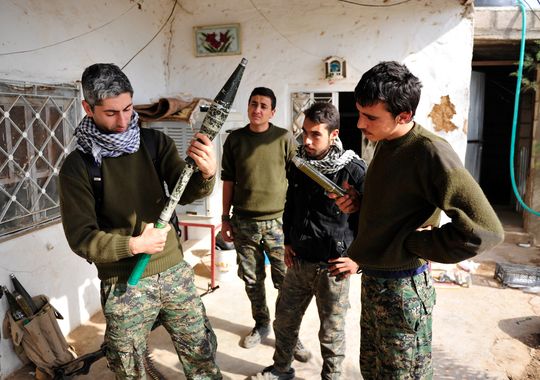 Conflicto sirio - Página 2 Johan-cosar-inspects-a-rocket-propelled-grenade-launcher-at-a-syriac-military-council-base1